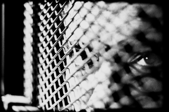 - Derrière l'acier -